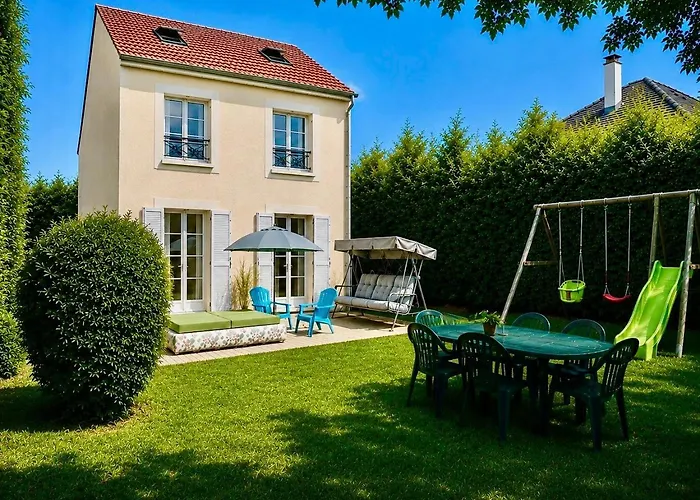 Disney & Paris Family Villa Sleeps 10 Persons With Private Garden & Terrace 4 Bedrooms, 3 Bathrooms Fiber Wifi Netflix & Free Parking