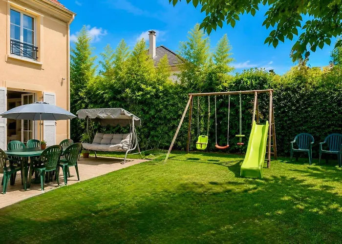 Disney & Paris Family Villa Sleeps 10 Persons With Private Garden & Terrace 4 Bedrooms, 3 Bathrooms Fiber Wifi Netflix & Free Parking